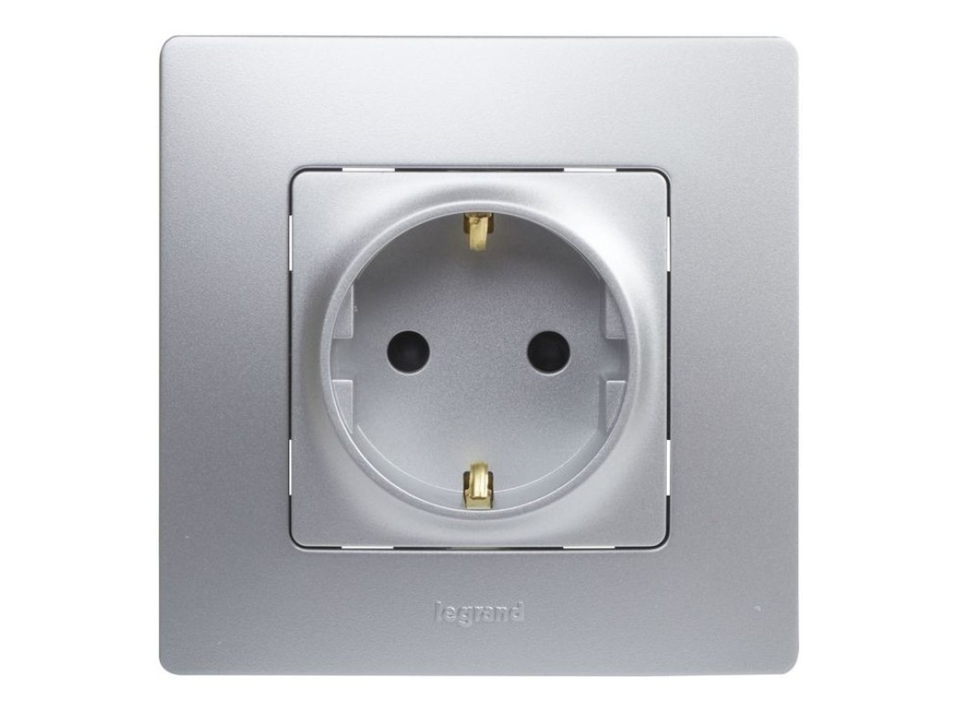 Base enchufe 2p+t empotrar plata serie niloe legrand
